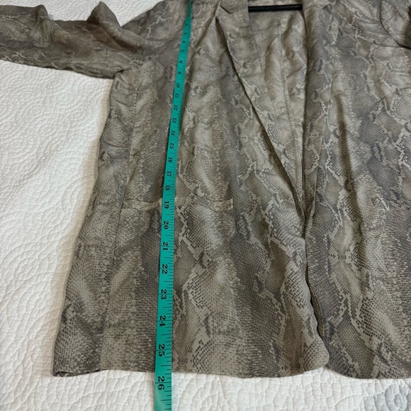 Babaton Aritzia 100% Silk Gray Snake Python Print Blazer size 6 Preppy - Picture 9 of 9